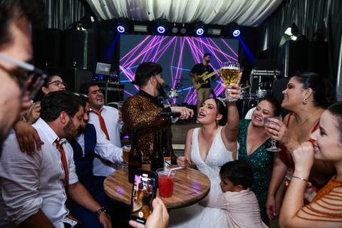 casamento-casar-cerimonia-noiva-vestido-atelie-buque-make-off-maquiagem-fotografo-daniel-custodio-madrinha-dama-cabelo-noivo-padrinho-carro-festa-terno-chacra-bufft-atelie-mae-pai-por-do-sol-love-amor-wedding-brinde-padre-igreja-brinco-sapato-aliança-love'