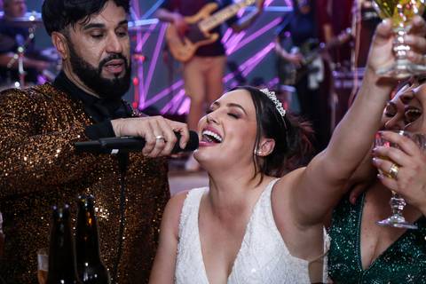 casamento-casar-cerimonia-noiva-vestido-atelie-buque-make-off-maquiagem-fotografo-daniel-custodio-madrinha-dama-cabelo-noivo-padrinho-carro-festa-terno-chacra-bufft-atelie-mae-pai-por-do-sol-love-amor-wedding-brinde-padre-igreja-brinco-sapato-aliança-love'