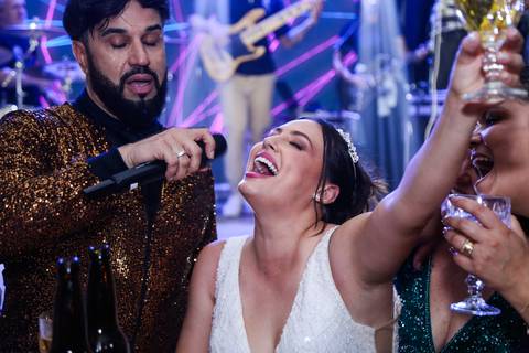 casamento-casar-cerimonia-noiva-vestido-atelie-buque-make-off-maquiagem-fotografo-daniel-custodio-madrinha-dama-cabelo-noivo-padrinho-carro-festa-terno-chacra-bufft-atelie-mae-pai-por-do-sol-love-amor-wedding-brinde-padre-igreja-brinco-sapato-aliança-love'