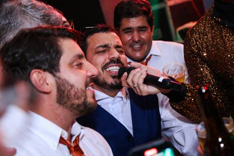 casamento-casar-cerimonia-noiva-vestido-atelie-buque-make-off-maquiagem-fotografo-daniel-custodio-madrinha-dama-cabelo-noivo-padrinho-carro-festa-terno-chacra-bufft-atelie-mae-pai-por-do-sol-love-amor-wedding-brinde-padre-igreja-brinco-sapato-aliança-love'