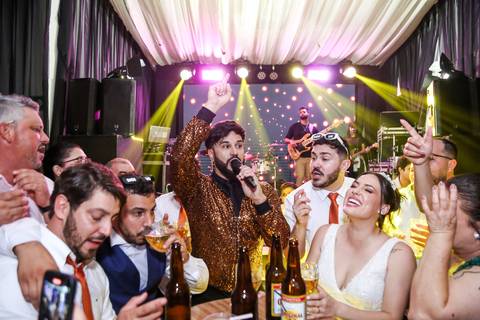 casamento-casar-cerimonia-noiva-vestido-atelie-buque-make-off-maquiagem-fotografo-daniel-custodio-madrinha-dama-cabelo-noivo-padrinho-carro-festa-terno-chacra-bufft-atelie-mae-pai-por-do-sol-love-amor-wedding-brinde-padre-igreja-brinco-sapato-aliança-love'