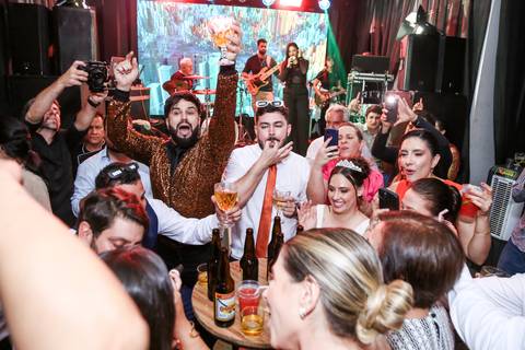 casamento-casar-cerimonia-noiva-vestido-atelie-buque-make-off-maquiagem-fotografo-daniel-custodio-madrinha-dama-cabelo-noivo-padrinho-carro-festa-terno-chacra-bufft-atelie-mae-pai-por-do-sol-love-amor-wedding-brinde-padre-igreja-brinco-sapato-aliança-love'