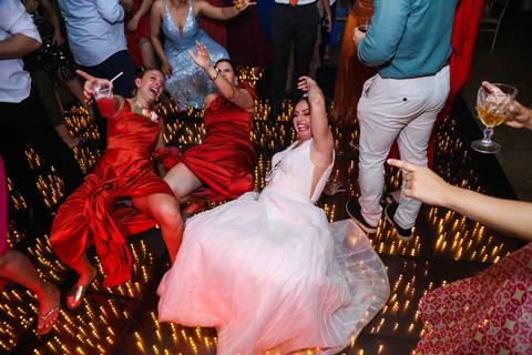 casamento-casar-cerimonia-noiva-vestido-atelie-buque-make-off-maquiagem-fotografo-daniel-custodio-madrinha-dama-cabelo-noivo-padrinho-carro-festa-terno-chacra-bufft-atelie-mae-pai-por-do-sol-love-amor-wedding-brinde-padre-igreja-brinco-sapato-aliança-love'