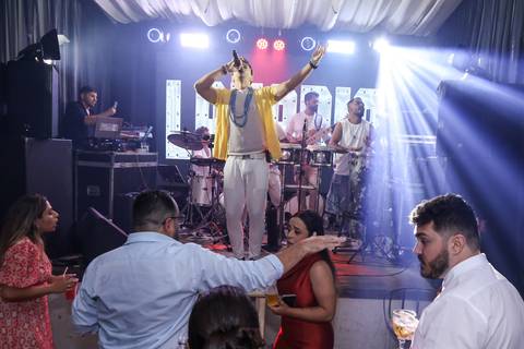 casamento-casar-cerimonia-noiva-vestido-atelie-buque-make-off-maquiagem-fotografo-daniel-custodio-madrinha-dama-cabelo-noivo-padrinho-carro-festa-terno-chacra-bufft-atelie-mae-pai-por-do-sol-love-amor-wedding-brinde-padre-igreja-brinco-sapato-aliança-love'