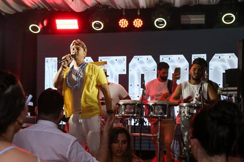 casamento-casar-cerimonia-noiva-vestido-atelie-buque-make-off-maquiagem-fotografo-daniel-custodio-madrinha-dama-cabelo-noivo-padrinho-carro-festa-terno-chacra-bufft-atelie-mae-pai-por-do-sol-love-amor-wedding-brinde-padre-igreja-brinco-sapato-aliança-love'