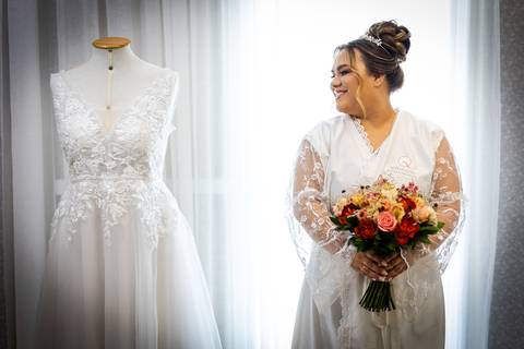 casamento-casar-cerimonia-noiva-vestido-atelie-buque-make-off-maquiagem-fotografo-daniel-custodio-madrinha-dama-cabelo-noivo-padrinho-carro-festa-terno-chacra-bufft-atelie-mae-pai-por-do-sol-love-amor-wedding-brinde-padre-igreja-brinco-sapato-aliança-love'
