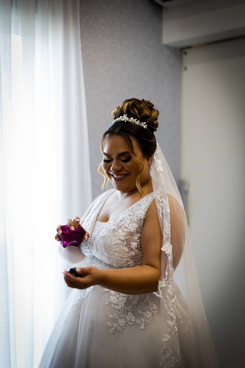 casamento-casar-cerimonia-noiva-vestido-atelie-buque-make-off-maquiagem-fotografo-daniel-custodio-madrinha-dama-cabelo-noivo-padrinho-carro-festa-terno-chacra-bufft-atelie-mae-pai-por-do-sol-love-amor-wedding-brinde-padre-igreja-brinco-sapato-aliança-love'