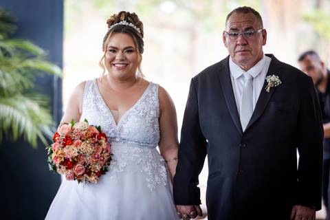 casamento-casar-cerimonia-noiva-vestido-atelie-buque-make-off-maquiagem-fotografo-daniel-custodio-madrinha-dama-cabelo-noivo-padrinho-carro-festa-terno-chacra-bufft-atelie-mae-pai-por-do-sol-love-amor-wedding-brinde-padre-igreja-brinco-sapato-aliança-love'
