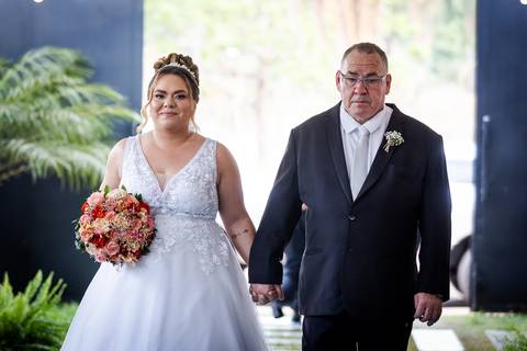casamento-casar-cerimonia-noiva-vestido-atelie-buque-make-off-maquiagem-fotografo-daniel-custodio-madrinha-dama-cabelo-noivo-padrinho-carro-festa-terno-chacra-bufft-atelie-mae-pai-por-do-sol-love-amor-wedding-brinde-padre-igreja-brinco-sapato-aliança-love'