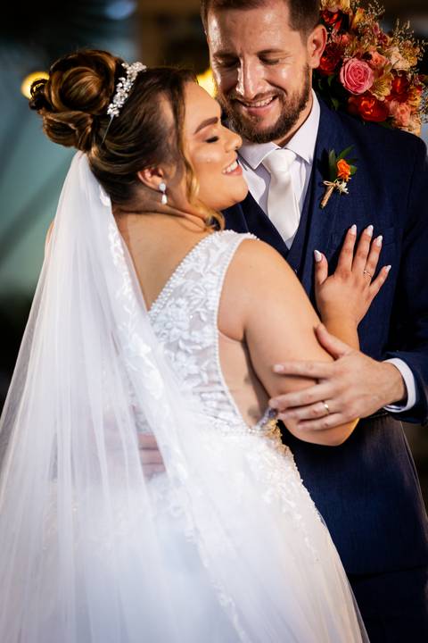 casamento-casar-cerimonia-noiva-vestido-atelie-buque-make-off-maquiagem-fotografo-daniel-custodio-madrinha-dama-cabelo-noivo-padrinho-carro-festa-terno-chacra-bufft-atelie-mae-pai-por-do-sol-love-amor-wedding-brinde-padre-igreja-brinco-sapato-aliança-love'