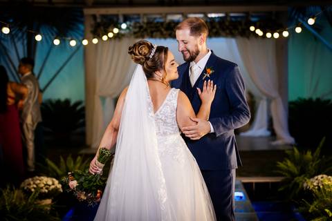 casamento-casar-cerimonia-noiva-vestido-atelie-buque-make-off-maquiagem-fotografo-daniel-custodio-madrinha-dama-cabelo-noivo-padrinho-carro-festa-terno-chacra-bufft-atelie-mae-pai-por-do-sol-love-amor-wedding-brinde-padre-igreja-brinco-sapato-aliança-love'