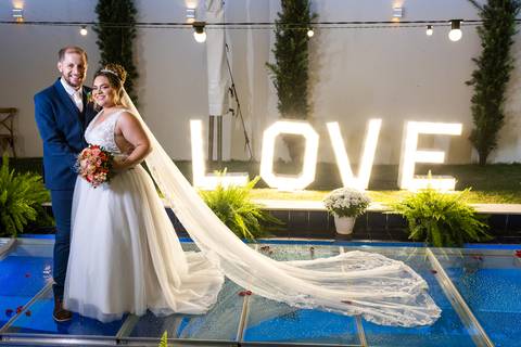 casamento-casar-cerimonia-noiva-vestido-atelie-buque-make-off-maquiagem-fotografo-daniel-custodio-madrinha-dama-cabelo-noivo-padrinho-carro-festa-terno-chacra-bufft-atelie-mae-pai-por-do-sol-love-amor-wedding-brinde-padre-igreja-brinco-sapato-aliança-love'