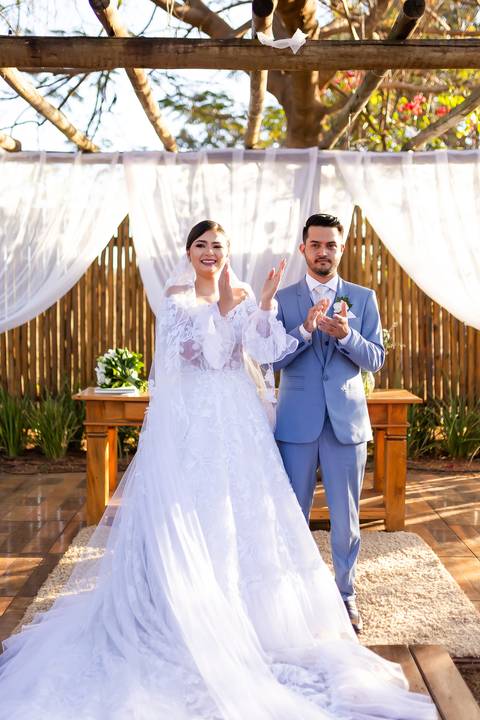 casamento-casar-cerimonia-noiva-vestido-atelie-buque-make-off-maquiagem-fotografo-daniel-custodio-madrinha-dama-cabelo-noivo-padrinho-carro-festa-terno-chacra-bufft-atelie-mae-pai-por-do-sol-love-amor-wedding-brinde-padre-igreja-brinco-sapato-aliança-love'