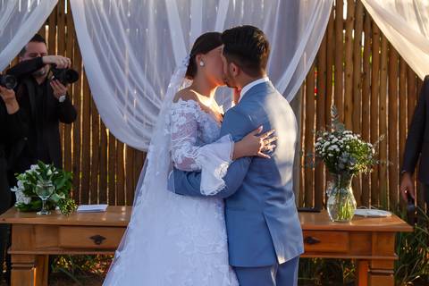 casamento-casar-cerimonia-noiva-vestido-atelie-buque-make-off-maquiagem-fotografo-daniel-custodio-madrinha-dama-cabelo-noivo-padrinho-carro-festa-terno-chacra-bufft-atelie-mae-pai-por-do-sol-love-amor-wedding-brinde-padre-igreja-brinco-sapato-aliança-love'