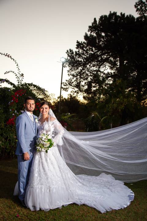 casamento-casar-cerimonia-noiva-vestido-atelie-buque-make-off-maquiagem-fotografo-daniel-custodio-madrinha-dama-cabelo-noivo-padrinho-carro-festa-terno-chacra-bufft-atelie-mae-pai-por-do-sol-love-amor-wedding-brinde-padre-igreja-brinco-sapato-aliança-love'