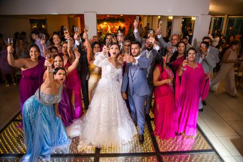 casamento-casar-cerimonia-noiva-vestido-atelie-buque-make-off-maquiagem-fotografo-daniel-custodio-madrinha-dama-cabelo-noivo-padrinho-carro-festa-terno-chacra-bufft-atelie-mae-pai-por-do-sol-love-amor-wedding-brinde-padre-igreja-brinco-sapato-aliança-love'