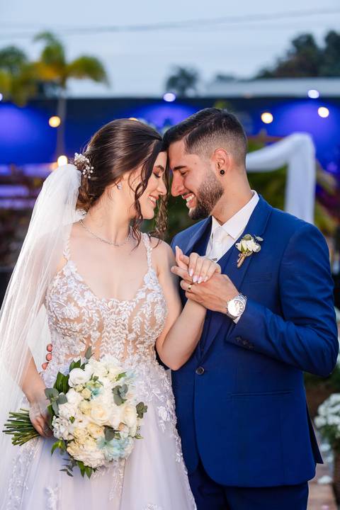 casamento-casar-cerimonia-noiva-vestido-atelie-buque-make-off-maquiagem-fotografo-daniel-custodio-madrinha-dama-cabelo-noivo-padrinho-carro-festa-terno-chacra-bufft-atelie-mae-pai-por-do-sol-love-amor-wedding-brinde-padre-igreja-brinco-sapato-aliança-love'