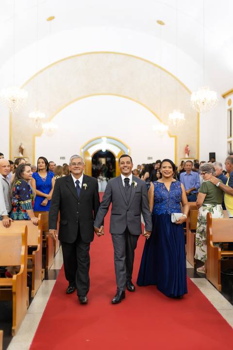 casamento-nova-ponte-casar-noiva-vestido-cerimonia-make-off-noivo-maquiagem-fernanda-naves-daniel-custodio-fotografo-madrinha-padrinho-DJ-buffet-cerimonial-fotos-daniel-custodio-minas-gerias-terno-dança-fotografias-buque-dama-padre-chacara-amor-love-mãe'