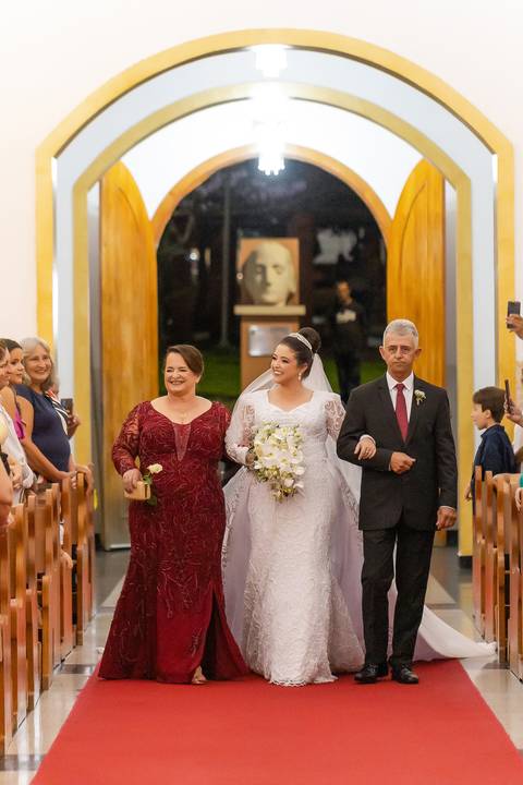 casamento-nova-ponte-casar-noiva-vestido-cerimonia-make-off-noivo-maquiagem-fernanda-naves-daniel-custodio-fotografo-madrinha-padrinho-DJ-buffet-cerimonial-fotos-daniel-custodio-minas-gerias-terno-dança-fotografias-buque-dama-padre-chacara-amor-love-mãe'