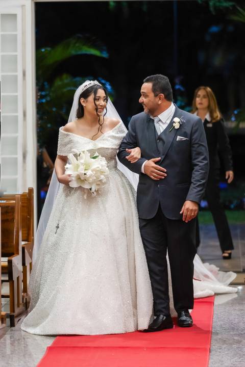 casamento-casa-fotografo-de-casamento-daniel-custodio-fotografias-noiva-noivo-madrinha-padrinho-vestido-make-cabelo-maquiagem-buque-mãe-pai-love-cerimonial-cerimonia-igreja-aliança-padre-buffet-DJ-familia-uberlandia-minas-gerias-brasil-foto-amor-brinde-'