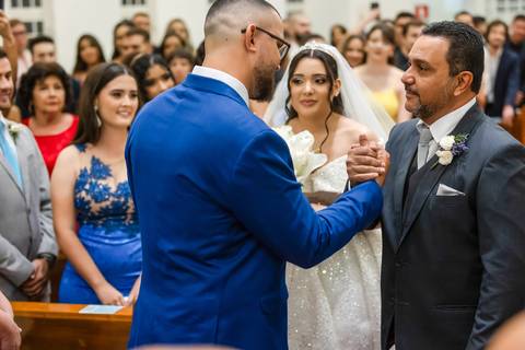 casamento-casa-fotografo-de-casamento-daniel-custodio-fotografias-noiva-noivo-madrinha-padrinho-vestido-make-cabelo-maquiagem-buque-mãe-pai-love-cerimonial-cerimonia-igreja-aliança-padre-buffet-DJ-familia-uberlandia-minas-gerias-brasil-foto-amor-brinde-'