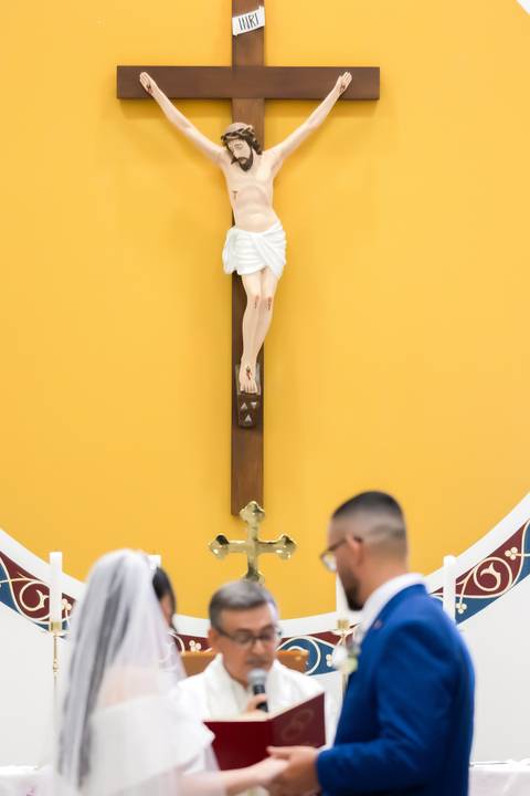 casamento-casa-fotografo-de-casamento-daniel-custodio-fotografias-noiva-noivo-madrinha-padrinho-vestido-make-cabelo-maquiagem-buque-mãe-pai-love-cerimonial-cerimonia-igreja-aliança-padre-buffet-DJ-familia-uberlandia-minas-gerias-brasil-foto-amor-brinde-'