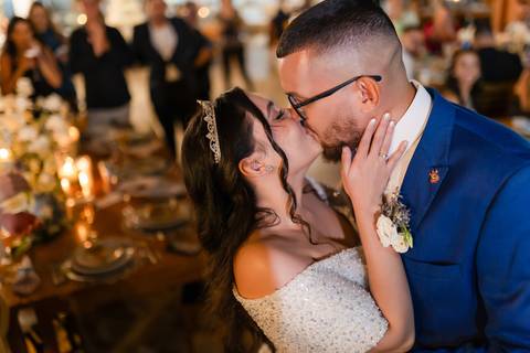 casamento-casa-fotografo-de-casamento-daniel-custodio-fotografias-noiva-noivo-madrinha-padrinho-vestido-make-cabelo-maquiagem-buque-mãe-pai-love-cerimonial-cerimonia-igreja-aliança-padre-buffet-DJ-familia-uberlandia-minas-gerias-brasil-foto-amor-brinde-'