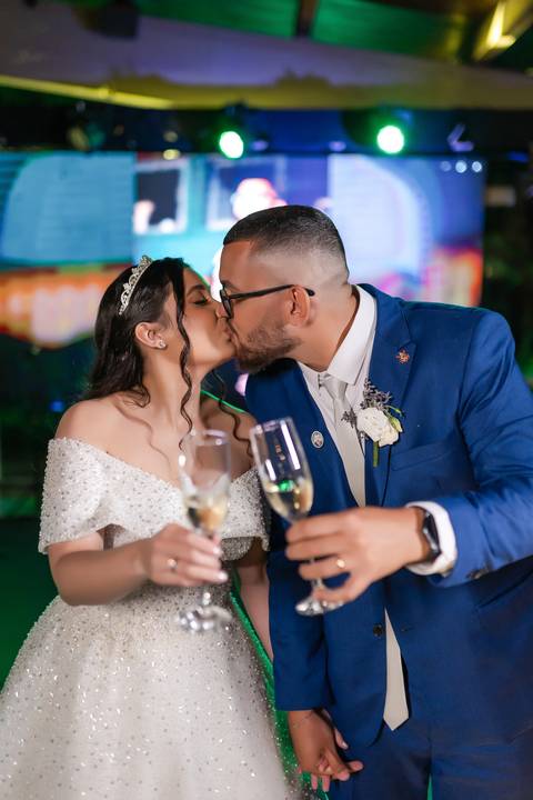 casamento-casa-fotografo-de-casamento-daniel-custodio-fotografias-noiva-noivo-madrinha-padrinho-vestido-make-cabelo-maquiagem-buque-mãe-pai-love-cerimonial-cerimonia-igreja-aliança-padre-buffet-DJ-familia-uberlandia-minas-gerias-brasil-foto-amor-brinde-'