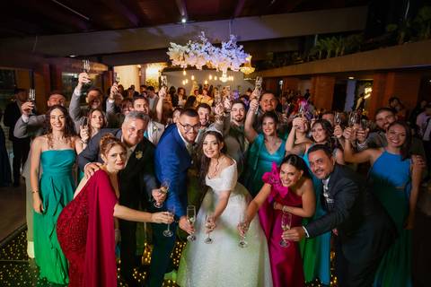 casamento-casa-fotografo-de-casamento-daniel-custodio-fotografias-noiva-noivo-madrinha-padrinho-vestido-make-cabelo-maquiagem-buque-mãe-pai-love-cerimonial-cerimonia-igreja-aliança-padre-buffet-DJ-familia-uberlandia-minas-gerias-brasil-foto-amor-brinde-'