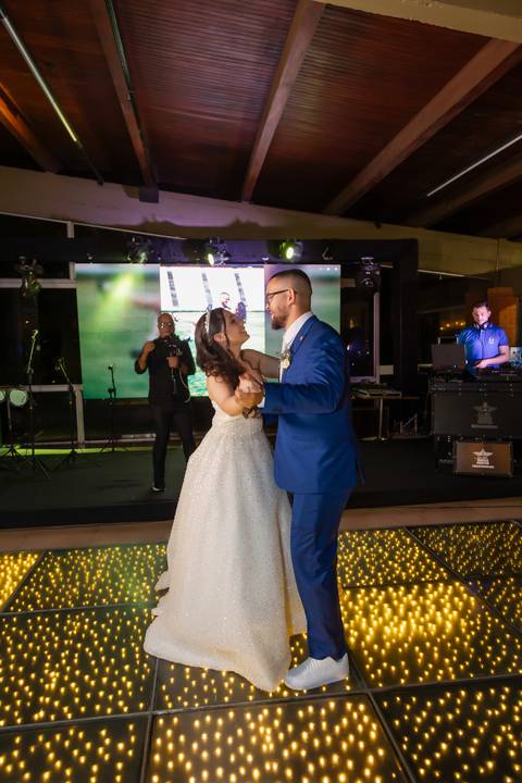 casamento-casa-fotografo-de-casamento-daniel-custodio-fotografias-noiva-noivo-madrinha-padrinho-vestido-make-cabelo-maquiagem-buque-mãe-pai-love-cerimonial-cerimonia-igreja-aliança-padre-buffet-DJ-familia-uberlandia-minas-gerias-brasil-foto-amor-brinde-'