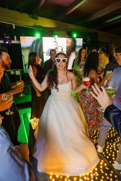 casamento-casa-fotografo-de-casamento-daniel-custodio-fotografias-noiva-noivo-madrinha-padrinho-vestido-make-cabelo-maquiagem-buque-mãe-pai-love-cerimonial-cerimonia-igreja-aliança-padre-buffet-DJ-familia-uberlandia-minas-gerias-brasil-foto-amor-brinde-'