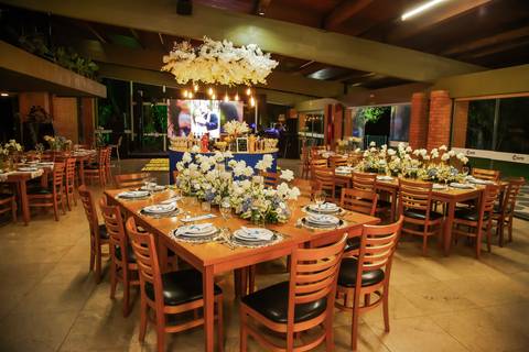 casamento-casa-fotografo-de-casamento-daniel-custodio-fotografias-noiva-noivo-madrinha-padrinho-vestido-make-cabelo-maquiagem-buque-mãe-pai-love-cerimonial-cerimonia-igreja-aliança-padre-buffet-DJ-familia-uberlandia-minas-gerias-brasil-foto-amor-brinde-'