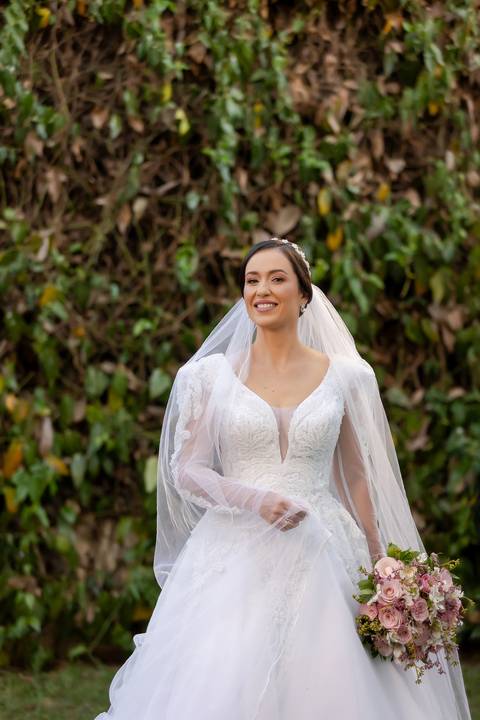 casamento-casa-fotografo-de-casamento-daniel-custodio-fotografias-noiva-noivo-madrinha-padrinho-vestido-make-cabelo-maquiagem-buque-mãe-pai-love-cerimonial-cerimonia-igreja-aliança-padre-buffet-DJ-familia-uberlandia-minas-gerias-brasil-foto-amor-brinde-'