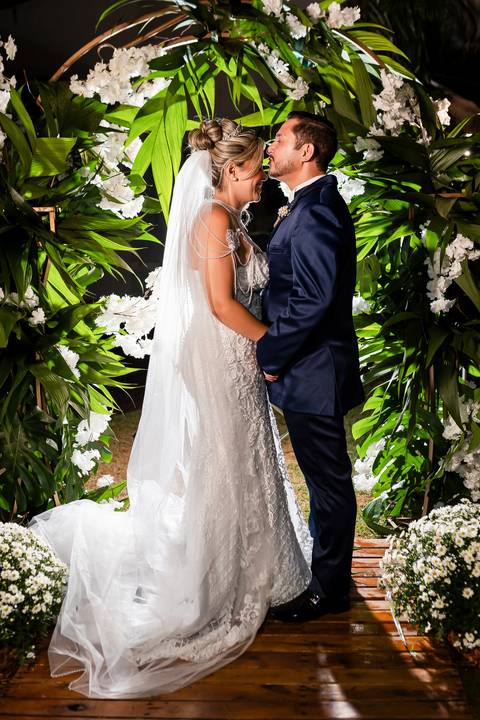 casamento-casa-fotografo-de-casamento-daniel-custodio-fotografias-noiva-noivo-madrinha-padrinho-vestido-make-cabelo-maquiagem-buque-mãe-pai-love-cerimonial-cerimonia-igreja-aliança-padre-buffet-DJ-familia-uberlandia-minas-gerias-brasil-foto-amor-brinde-'