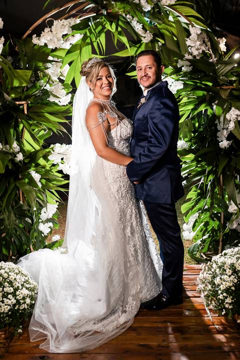 casamento-casa-fotografo-de-casamento-daniel-custodio-fotografias-noiva-noivo-madrinha-padrinho-vestido-make-cabelo-maquiagem-buque-mãe-pai-love-cerimonial-cerimonia-igreja-aliança-padre-buffet-DJ-familia-uberlandia-minas-gerias-brasil-foto-amor-brinde-'