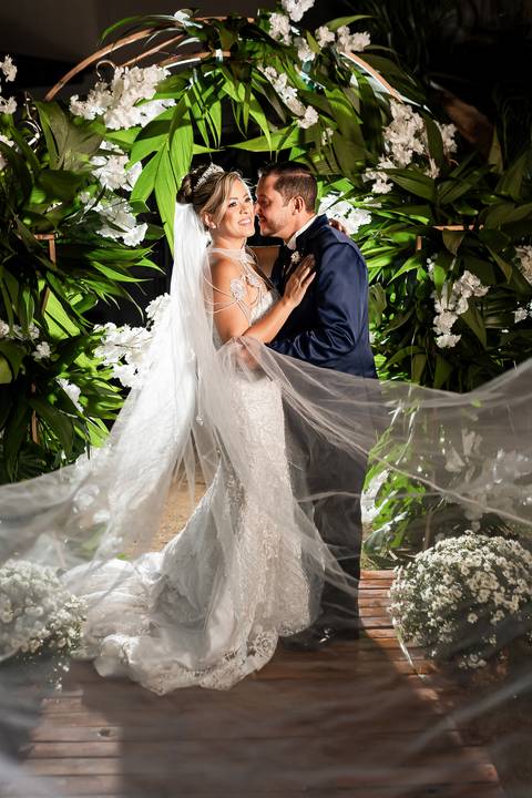 casamento-casa-fotografo-de-casamento-daniel-custodio-fotografias-noiva-noivo-madrinha-padrinho-vestido-make-cabelo-maquiagem-buque-mãe-pai-love-cerimonial-cerimonia-igreja-aliança-padre-buffet-DJ-familia-uberlandia-minas-gerias-brasil-foto-amor-brinde-'