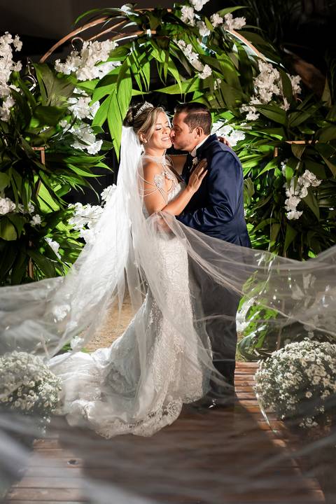 casamento-casa-fotografo-de-casamento-daniel-custodio-fotografias-noiva-noivo-madrinha-padrinho-vestido-make-cabelo-maquiagem-buque-mãe-pai-love-cerimonial-cerimonia-igreja-aliança-padre-buffet-DJ-familia-uberlandia-minas-gerias-brasil-foto-amor-brinde-'