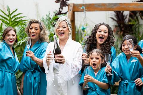 casamento-casa-fotografo-de-casamento-daniel-custodio-fotografias-noiva-noivo-madrinha-padrinho-vestido-make-cabelo-maquiagem-buque-mãe-pai-love-cerimonial-cerimonia-igreja-aliança-padre-buffet-DJ-familia-uberlandia-minas-gerias-brasil-foto-amor-brinde-'