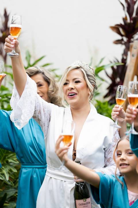 casamento-casa-fotografo-de-casamento-daniel-custodio-fotografias-noiva-noivo-madrinha-padrinho-vestido-make-cabelo-maquiagem-buque-mãe-pai-love-cerimonial-cerimonia-igreja-aliança-padre-buffet-DJ-familia-uberlandia-minas-gerias-brasil-foto-amor-brinde-'