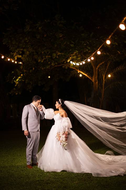 casamento-casa-fotografo-de-casamento-daniel-custodio-fotografias-noiva-noivo-madrinha-padrinho-vestido-make-cabelo-maquiagem-buque-mãe-pai-love-cerimonial-cerimonia-igreja-aliança-padre-buffet-DJ-familia-uberlandia-minas-gerias-brasil-foto-amor-brinde-'