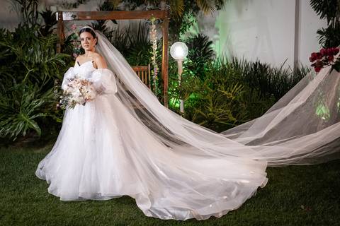 casamento-casa-fotografo-de-casamento-daniel-custodio-fotografias-noiva-noivo-madrinha-padrinho-vestido-make-cabelo-maquiagem-buque-mãe-pai-love-cerimonial-cerimonia-igreja-aliança-padre-buffet-DJ-familia-uberlandia-minas-gerias-brasil-foto-amor-brinde-'