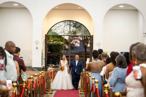 casamento-casa-fotografo-de-casamento-daniel-custodio-fotografias-noiva-noivo-madrinha-padrinho-vestido-make-cabelo-maquiagem-buque-mãe-pai-love-cerimonial-cerimonia-igreja-aliança-padre-buffet-DJ-familia-uberlandia-minas-gerias-brasil-foto-amor-brinde-'