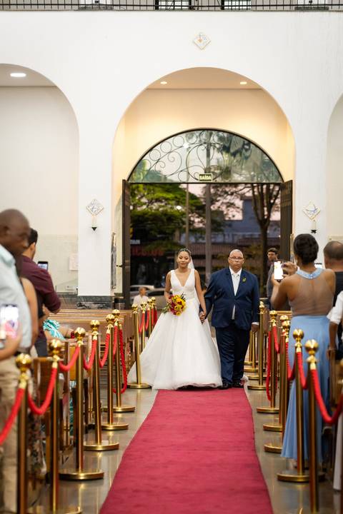 casamento-casa-fotografo-de-casamento-daniel-custodio-fotografias-noiva-noivo-madrinha-padrinho-vestido-make-cabelo-maquiagem-buque-mãe-pai-love-cerimonial-cerimonia-igreja-aliança-padre-buffet-DJ-familia-uberlandia-minas-gerias-brasil-foto-amor-brinde-'