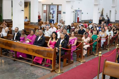 casamento-casa-fotografo-de-casamento-daniel-custodio-fotografias-noiva-noivo-madrinha-padrinho-vestido-make-cabelo-maquiagem-buque-mãe-pai-love-cerimonial-cerimonia-igreja-aliança-padre-buffet-DJ-familia-uberlandia-minas-gerias-brasil-foto-amor-brinde-'