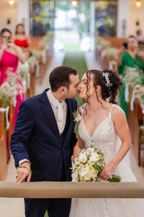 casamento-casar-noiva-make-off-hotel-vestido-buque-madrinha-mae-aliança-noivo-terno-igreja-civil-uberlandia-daniel-custodio-fotografias-fotos-wedding-buffet-chacara-po-do-sol-cerimonial-cerimonia-dj-padrinhos-festa-dança-filmagem-instagram-reels-maquiagem'