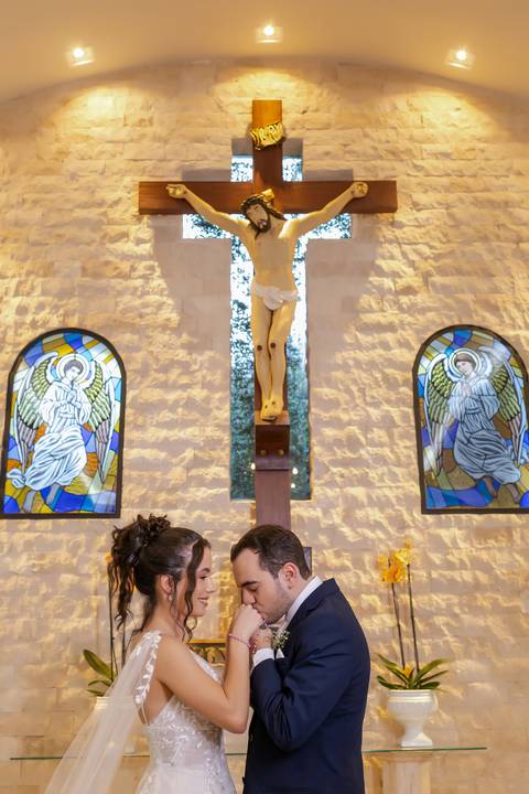 casamento-casar-noiva-make-off-hotel-vestido-buque-madrinha-mae-aliança-noivo-terno-igreja-civil-uberlandia-daniel-custodio-fotografias-fotos-wedding-buffet-chacara-po-do-sol-cerimonial-cerimonia-dj-padrinhos-festa-dança-filmagem-instagram-reels-maquiagem'