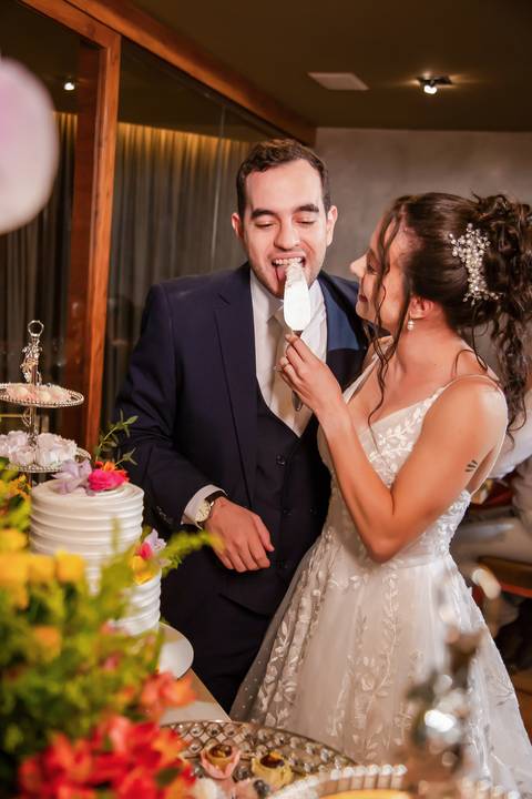 casamento-casar-noiva-make-off-hotel-vestido-buque-madrinha-mae-aliança-noivo-terno-igreja-civil-uberlandia-daniel-custodio-fotografias-fotos-wedding-buffet-chacara-po-do-sol-cerimonial-cerimonia-dj-padrinhos-festa-dança-filmagem-instagram-reels-maquiagem'