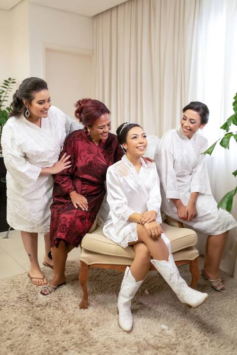 casamento-casa-fotografo-de-casamento-daniel-custodio-fotografias-noiva-noivo-madrinha-padrinho-vestido-make-cabelo-maquiagem-buque-mãe-pai-love-cerimonial-cerimonia-igreja-aliança-padre-buffet-DJ-familia-uberlandia-minas-gerias-brasil-foto-amor-brinde-'