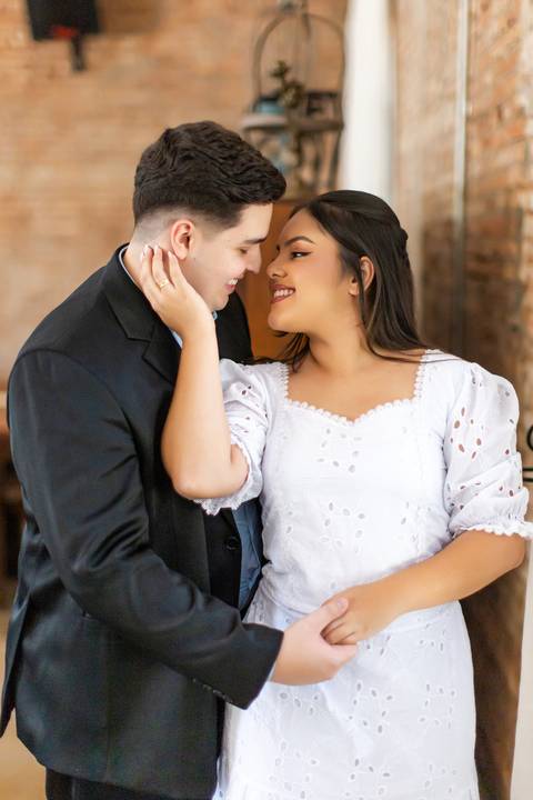 pre-wedding-ensaio-fotos-fotografias-casal-retrato-casar-casamento-wedding-patio-vinhedos-floresta-do-lobo-daniel-custodio-fotografo-noiva-noivo-civil-vestido-buque-make-madrinha-padrinho-por-do-sol-uberlandia-love-igreja-chacara-pet-cerimonial-cerimonia-'