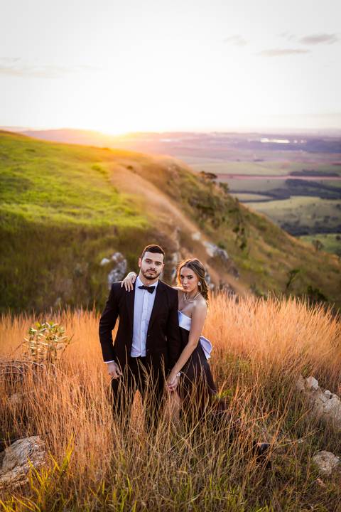 pre-wedding-araxa-minas-noiva-noivo-ensaio-namorados-fotografo-fotografias-daniel-custodio-buque-vestido-horizonte-perdido-amor-love-buque-atelie-cerimonial-cerimonia-por-do-sol-padrinhos-madrinhas-aliança-civil-casar-chacara-buffet-make-maquiagem-amor-oi'